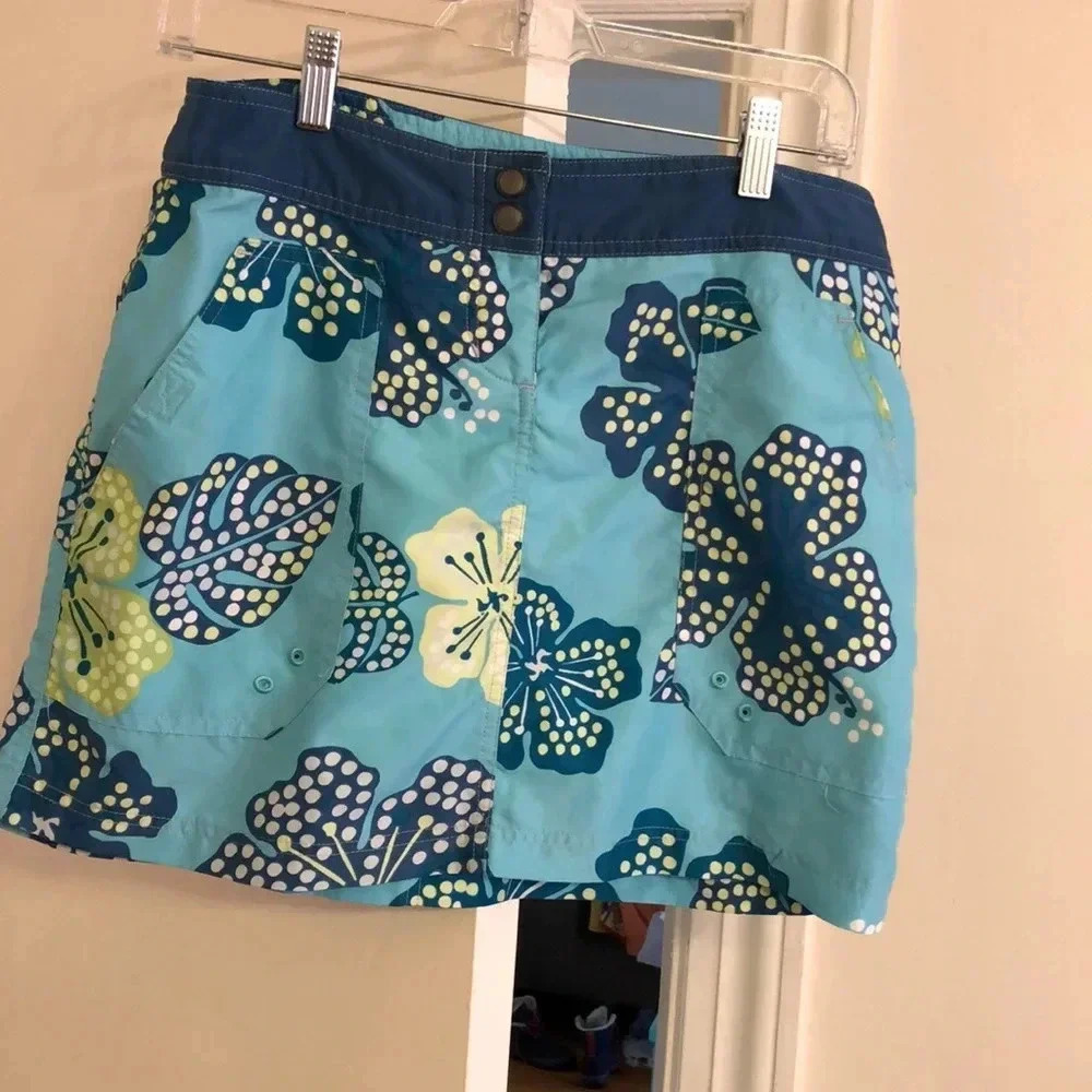 Aventura summer shirt.  Snap close and open pockets on front and back.  Size 6
